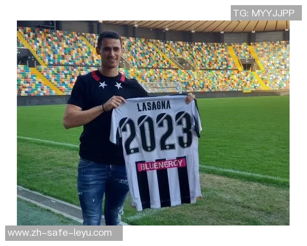 踢足球踢前锋的技巧与心得分享让你成为场上的明星球员